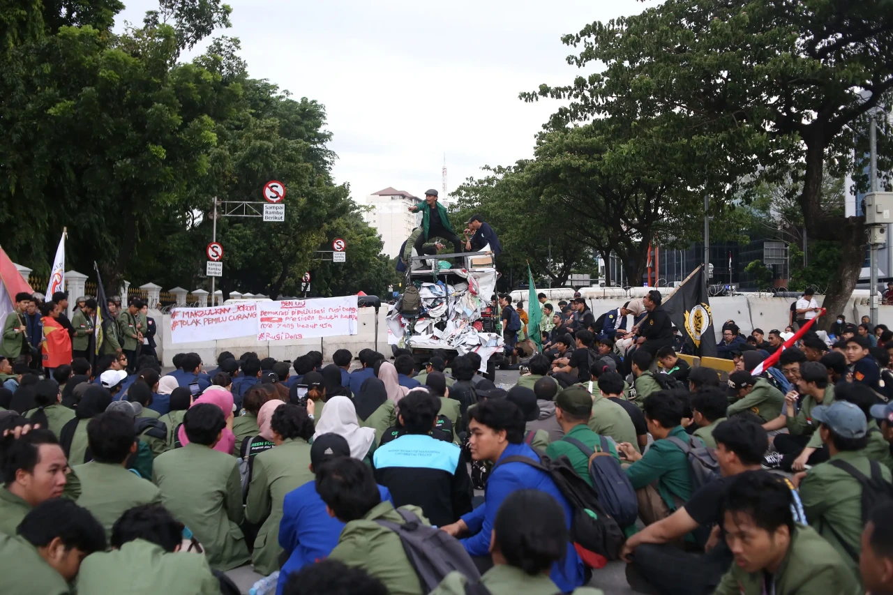 Tuntut Pemakzulan Jokowi,...