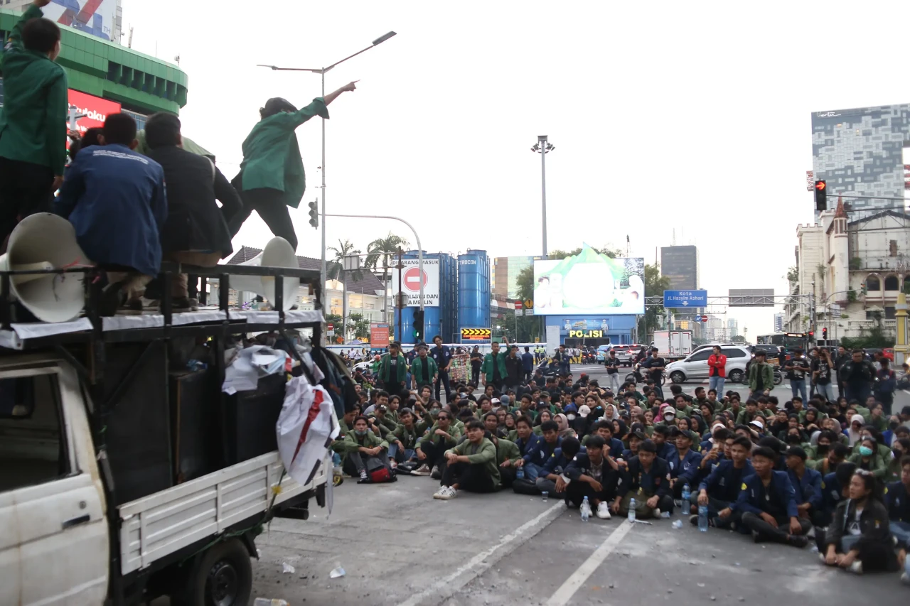 Tuntut Pemakzulan Jokowi,...