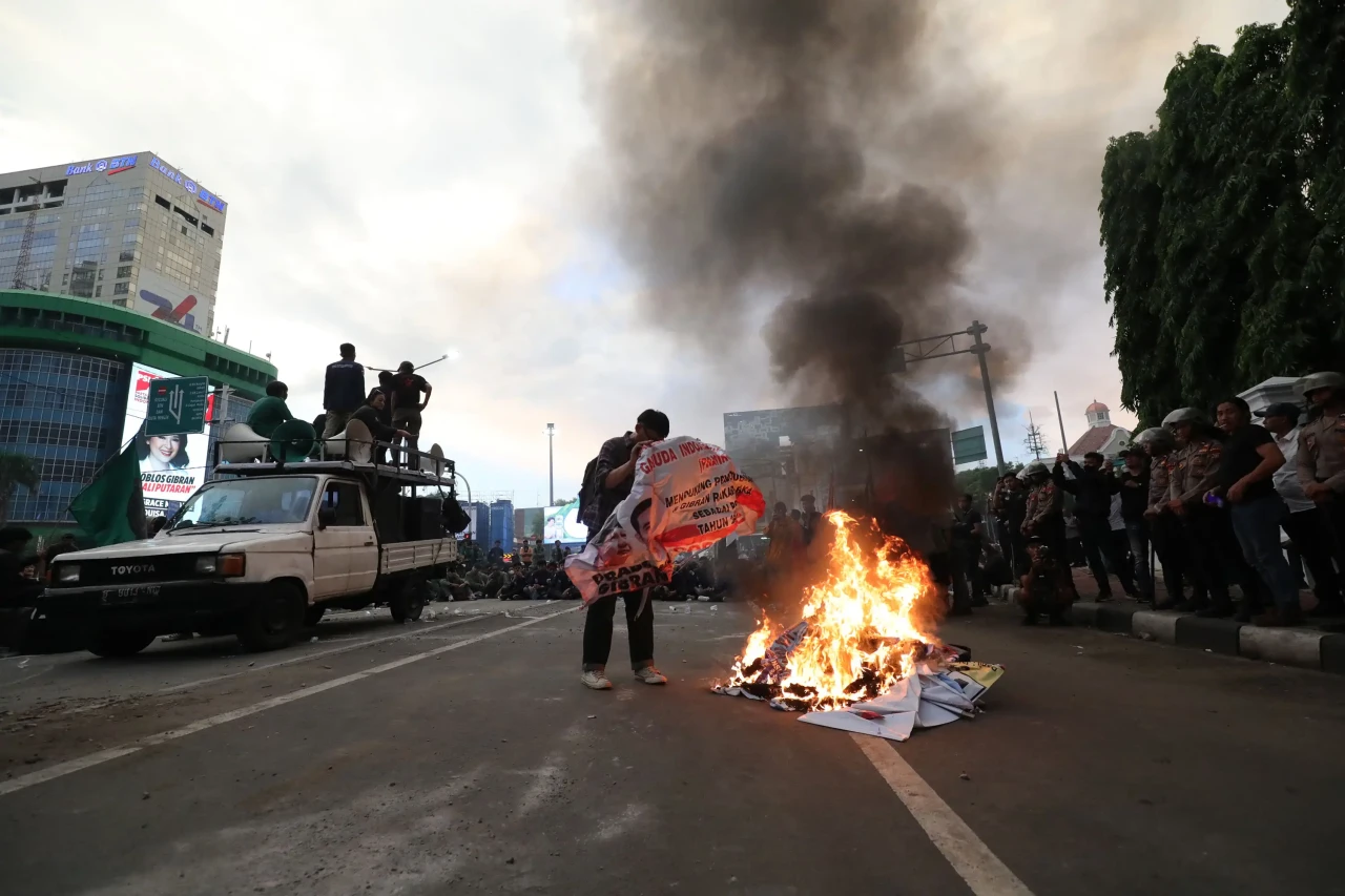 Tuntut Pemakzulan Jokowi,...