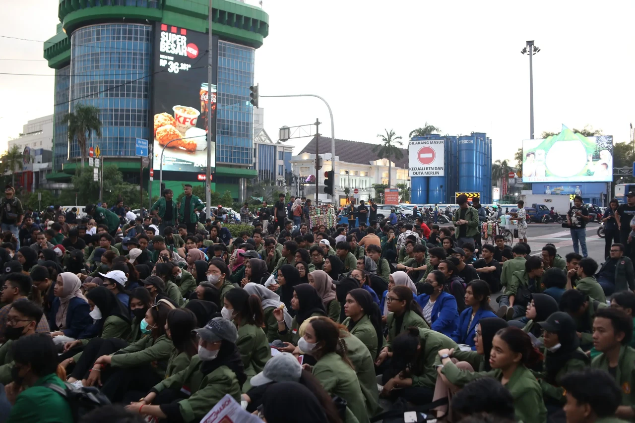 Tuntut Pemakzulan Jokowi,...