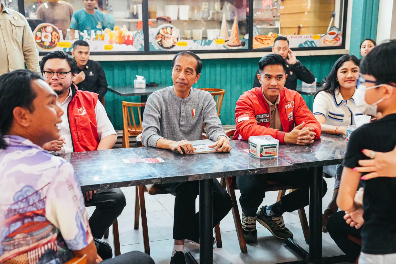 Presiden Jokowi Makan...
