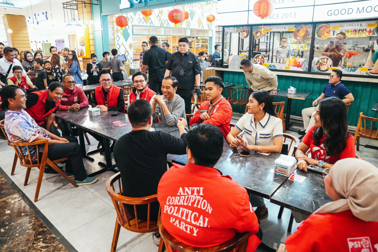 Presiden Jokowi Makan...