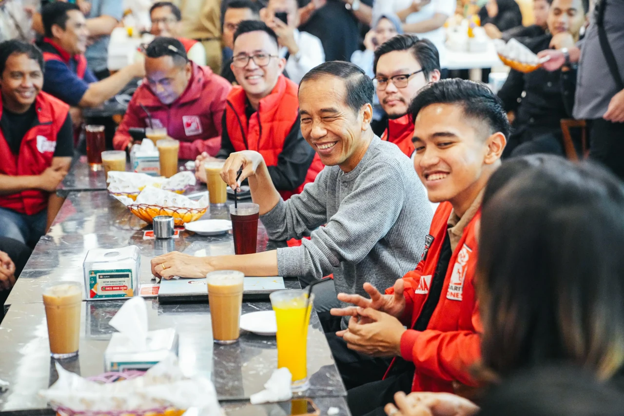 Presiden Jokowi Makan...