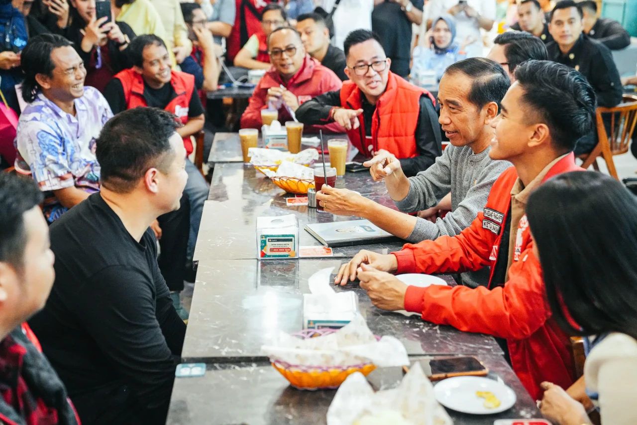Presiden Jokowi Makan...