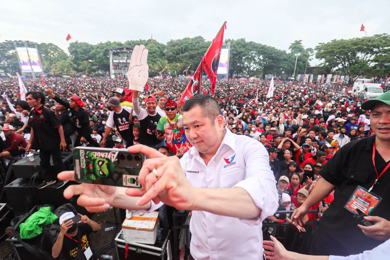 Hary Tanoesoedibjo Hadiri...