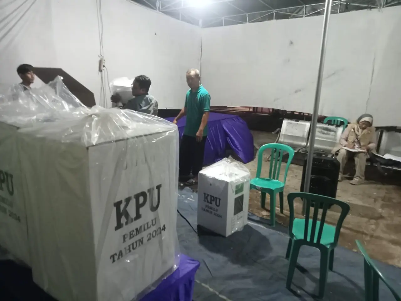 Melihat Persiapan Pemungutan...