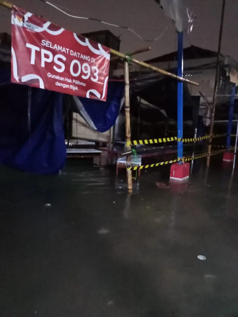 Terendam Banjir, Kotak...