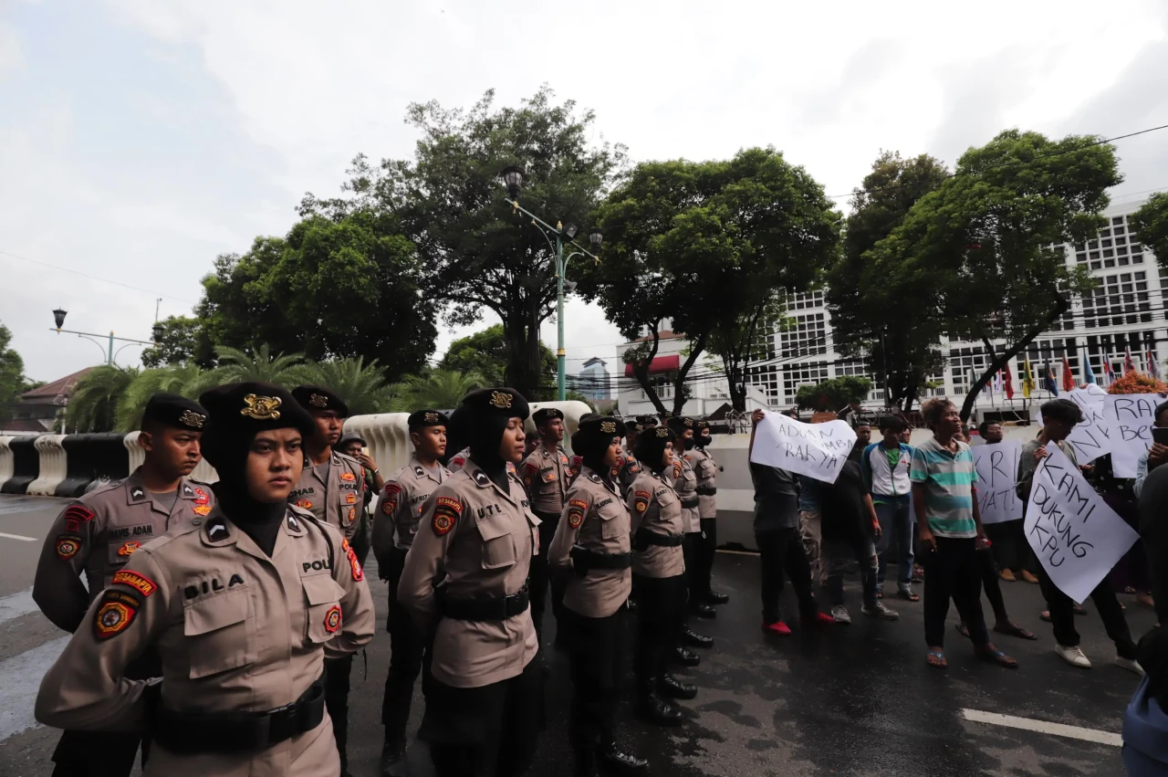 Tolak Pemilu Curang,...