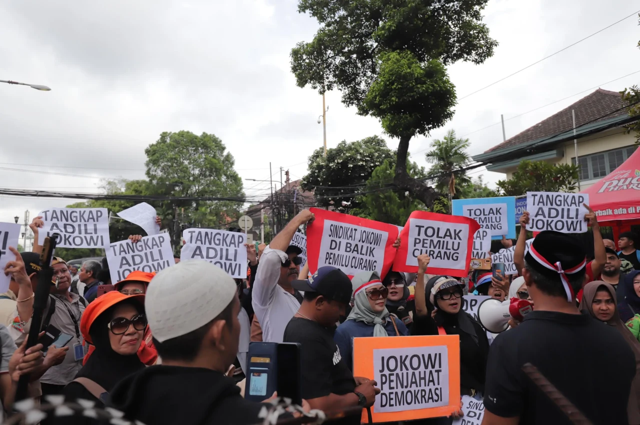 Tolak Pemilu Curang,...