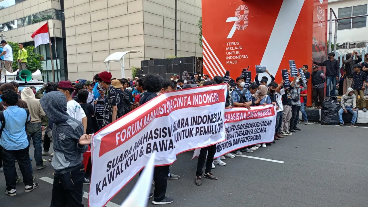 Massa Aksi Bertambah,...