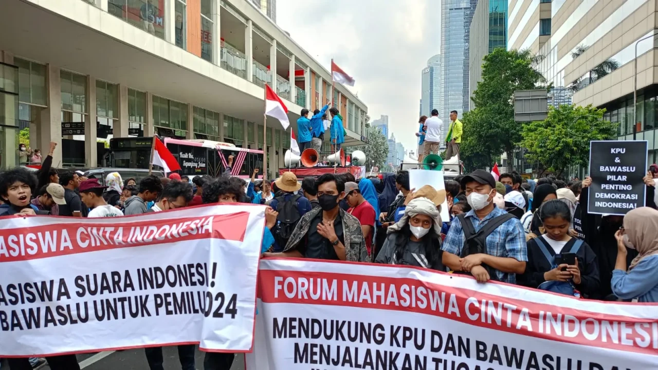 Massa Aksi Bertambah,...