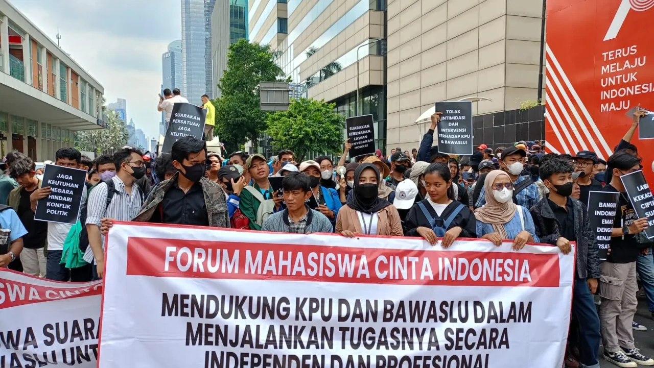 Massa Aksi Bertambah,...
