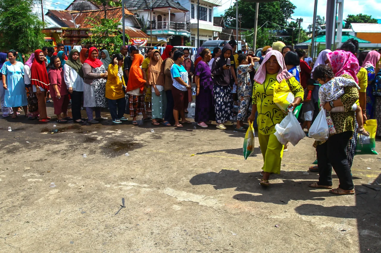 Potret Antrian Warga...