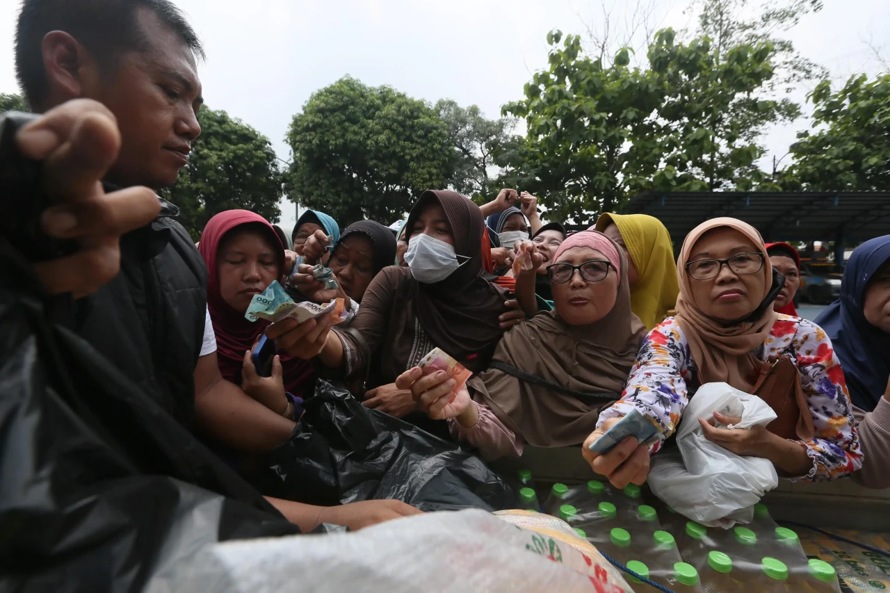 Warga Tangerang Antre...