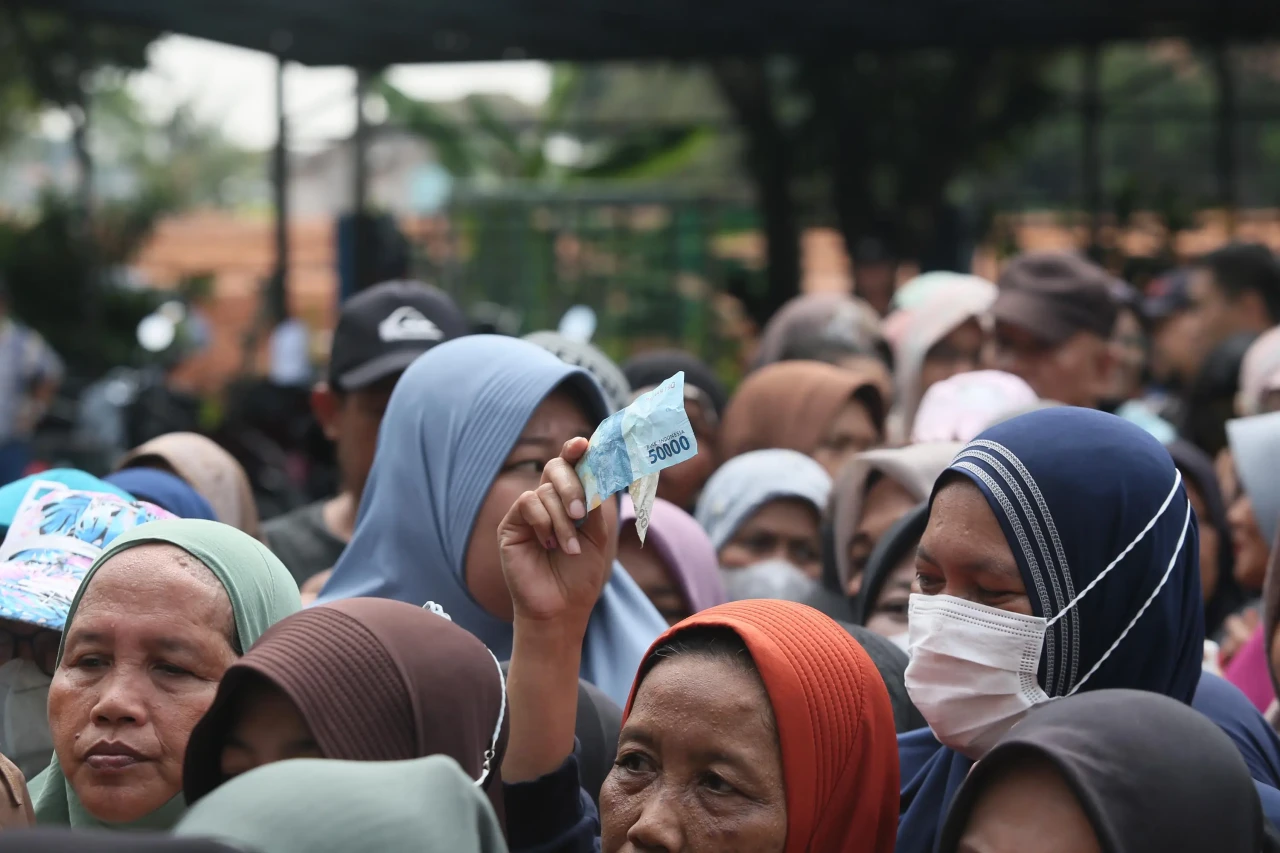 Warga Tangerang Antre...