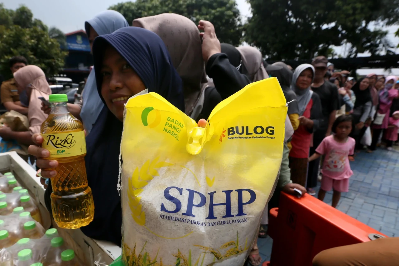 Warga Tangerang Antre...