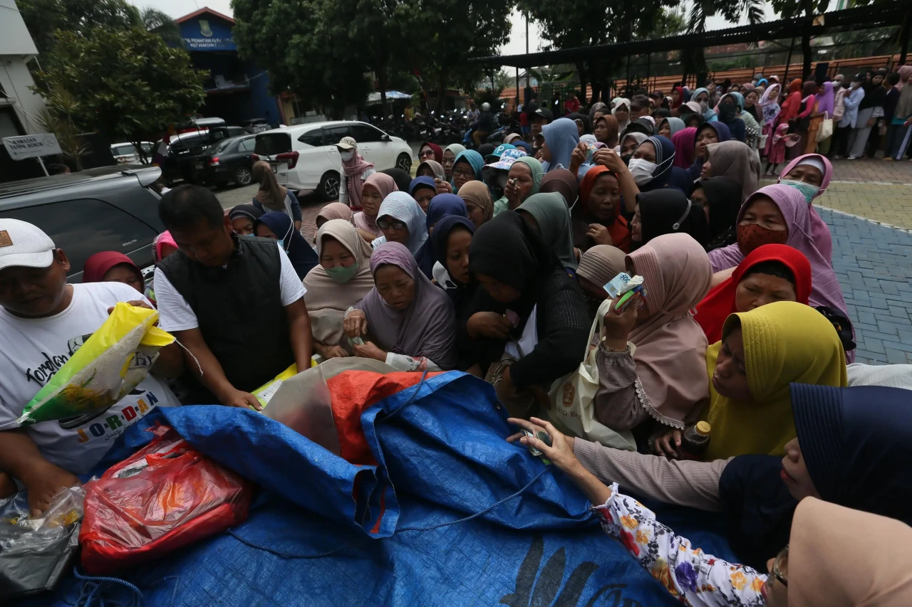 Warga Tangerang Antre...