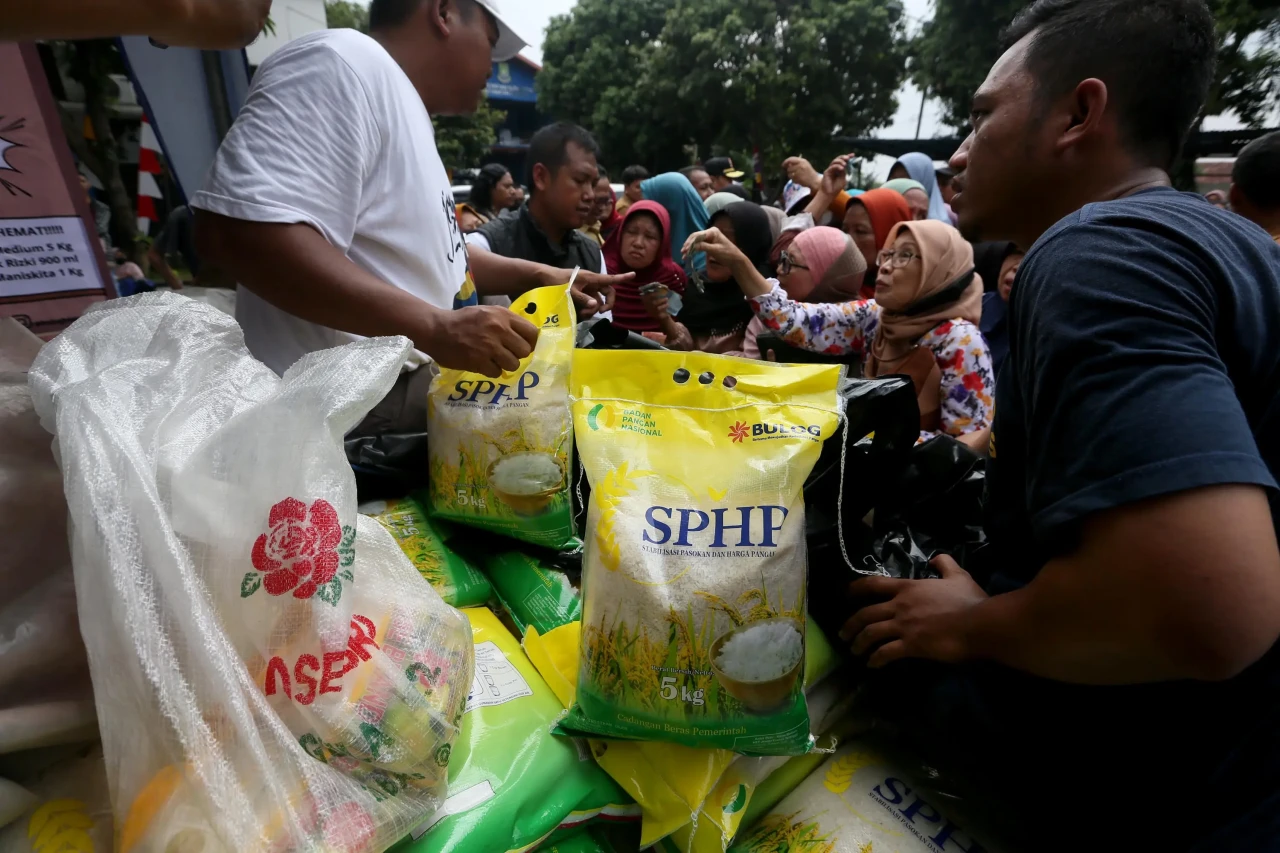Warga Tangerang Antre...