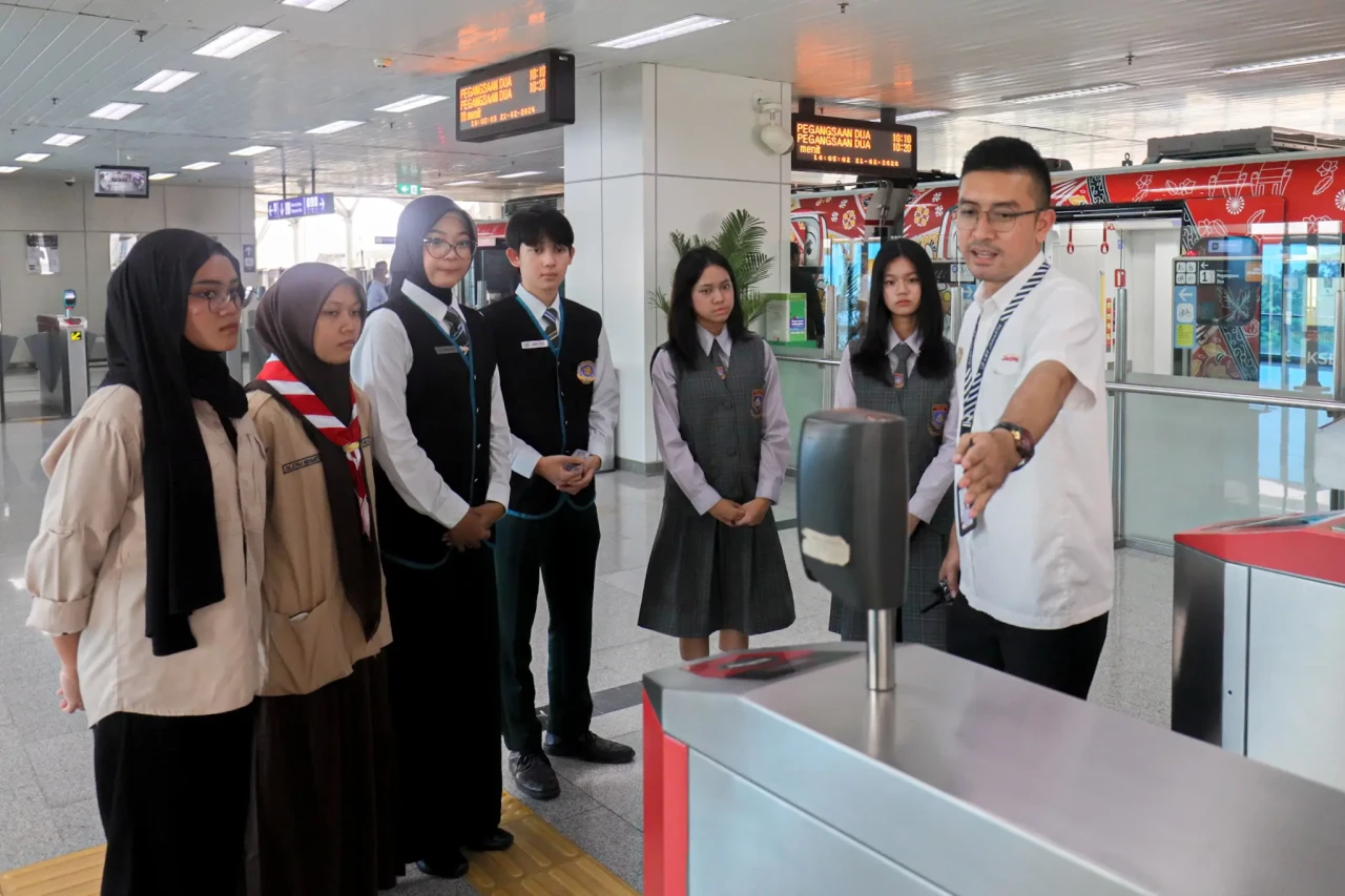 LRT Jakarta Jembatani...