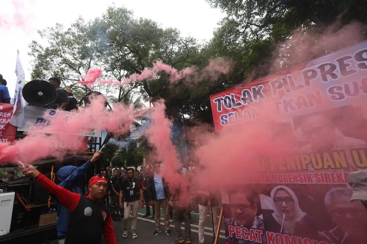 Tuntut Audit Forensik...