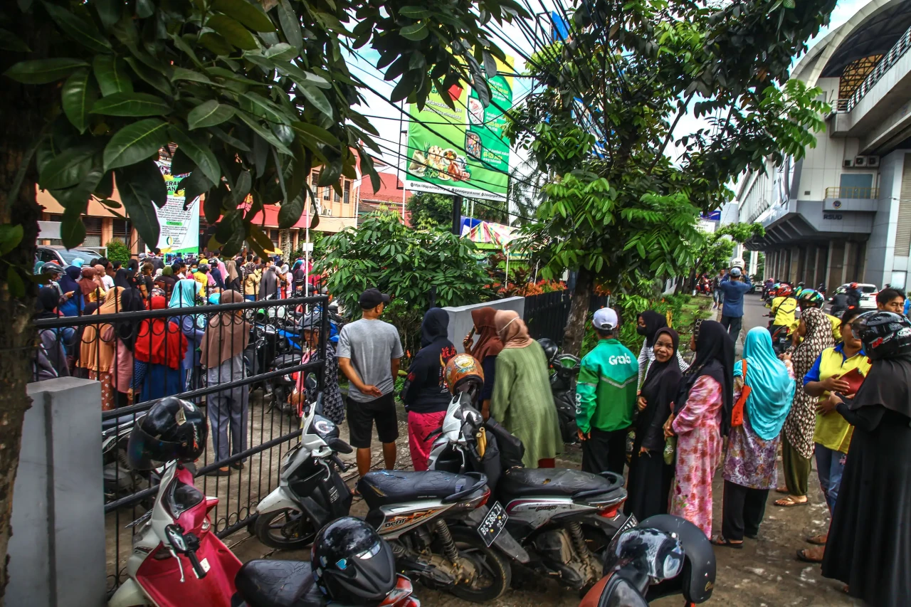 Beras Mahal! Ratusan...