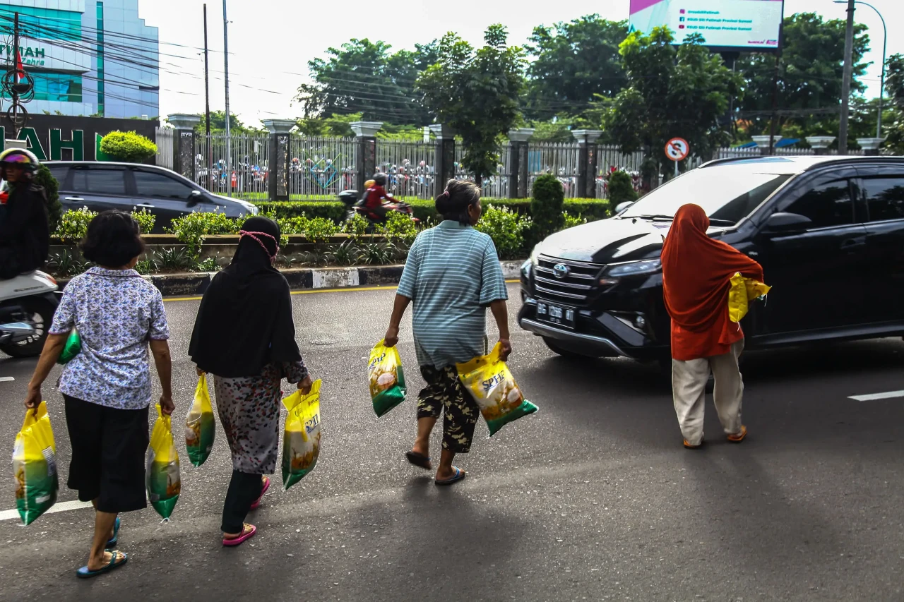 Beras Mahal! Ratusan...