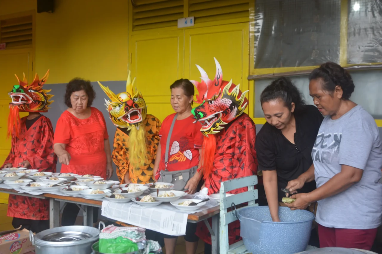 Tradisi Makan Lontong...