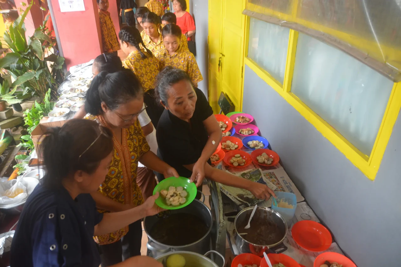 Tradisi Makan Lontong...