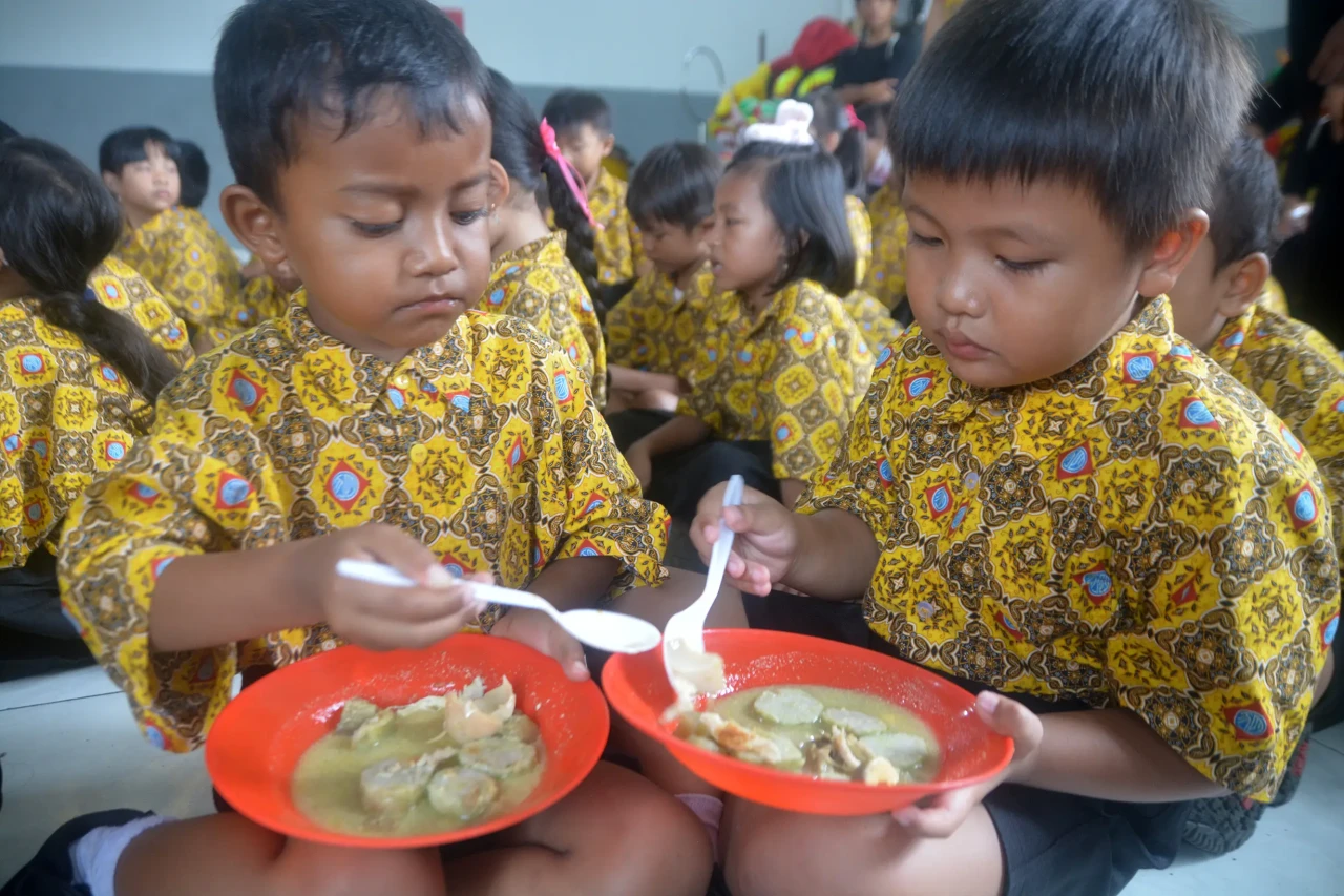 Tradisi Makan Lontong...