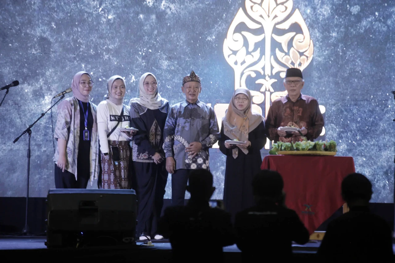 Potret Kemeriahan Puncak...
