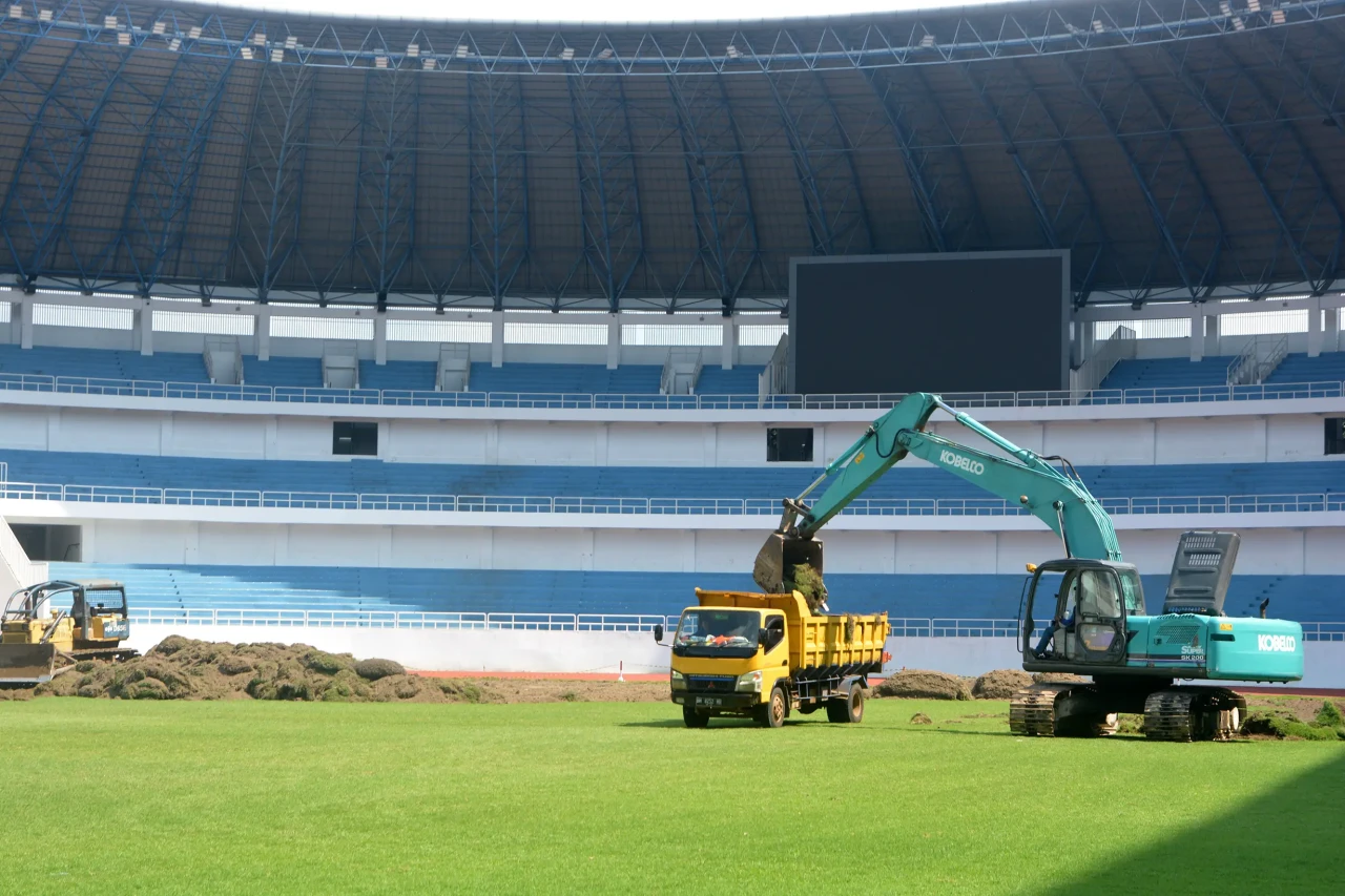 Potret Renovasi Stadion...