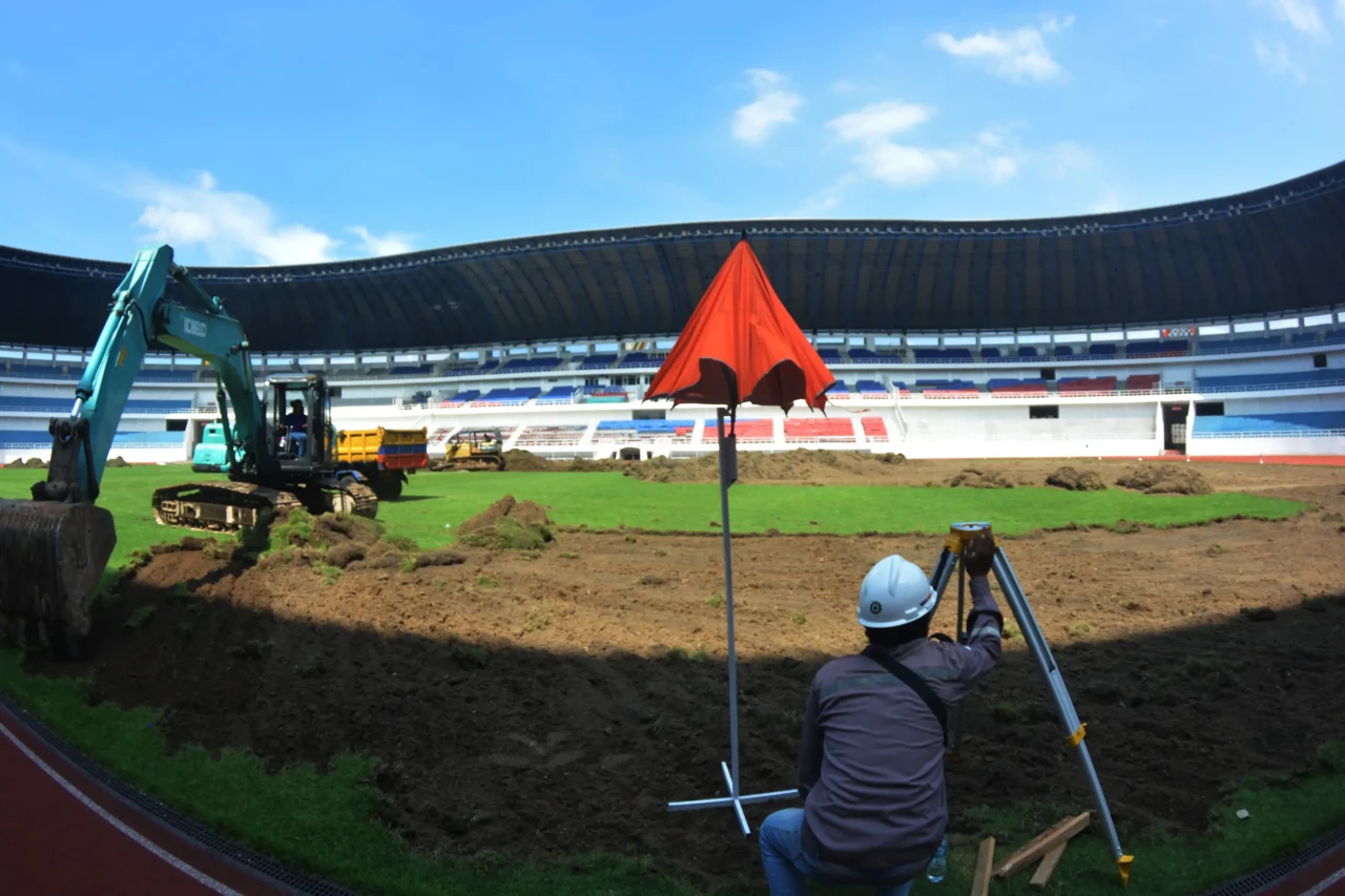Potret Renovasi Stadion...