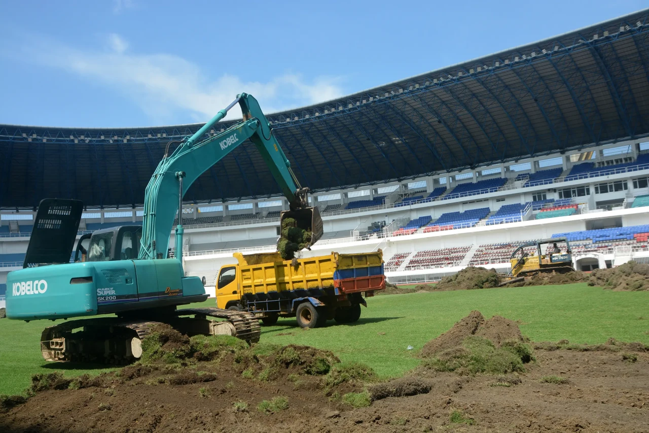 Potret Renovasi Stadion...