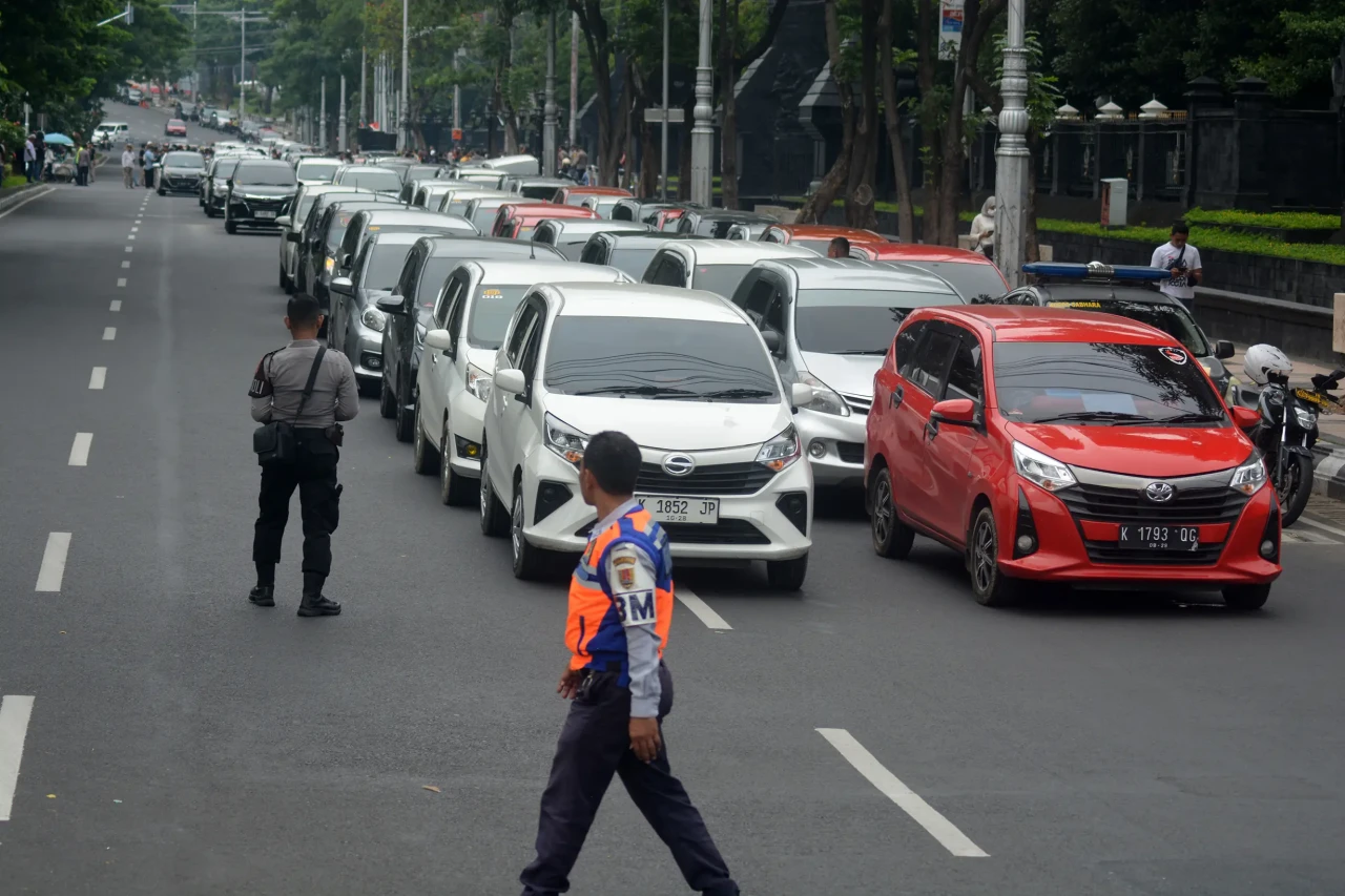 Ratusan Driver Online...