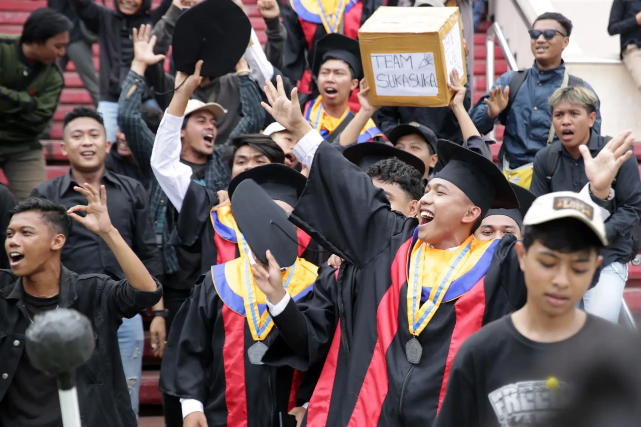 Momen Haru Prosesi Wisuda...
