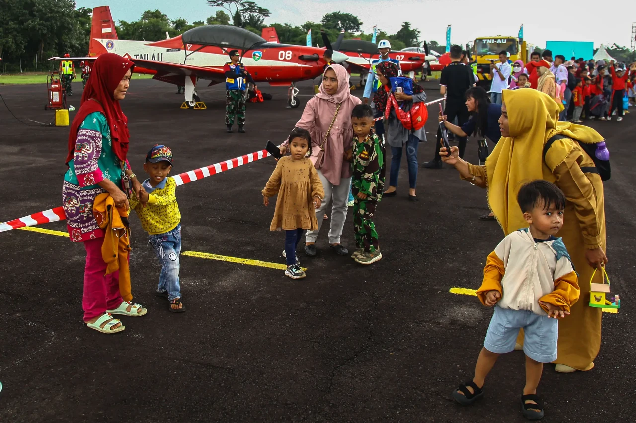 Aksi 6 Pesawat Tim Aerobatik...