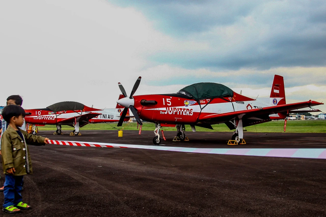 Aksi 6 Pesawat Tim Aerobatik...