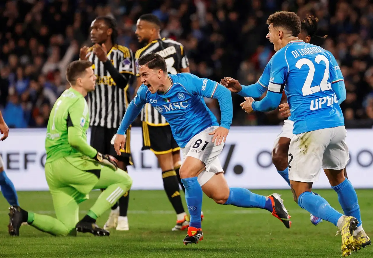 Napoli Sikat Juventus...