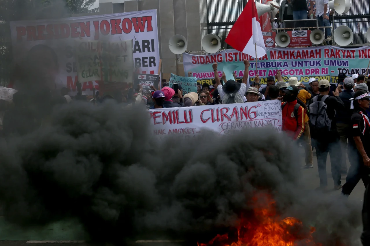 Aksi Massa Bakar Ban...