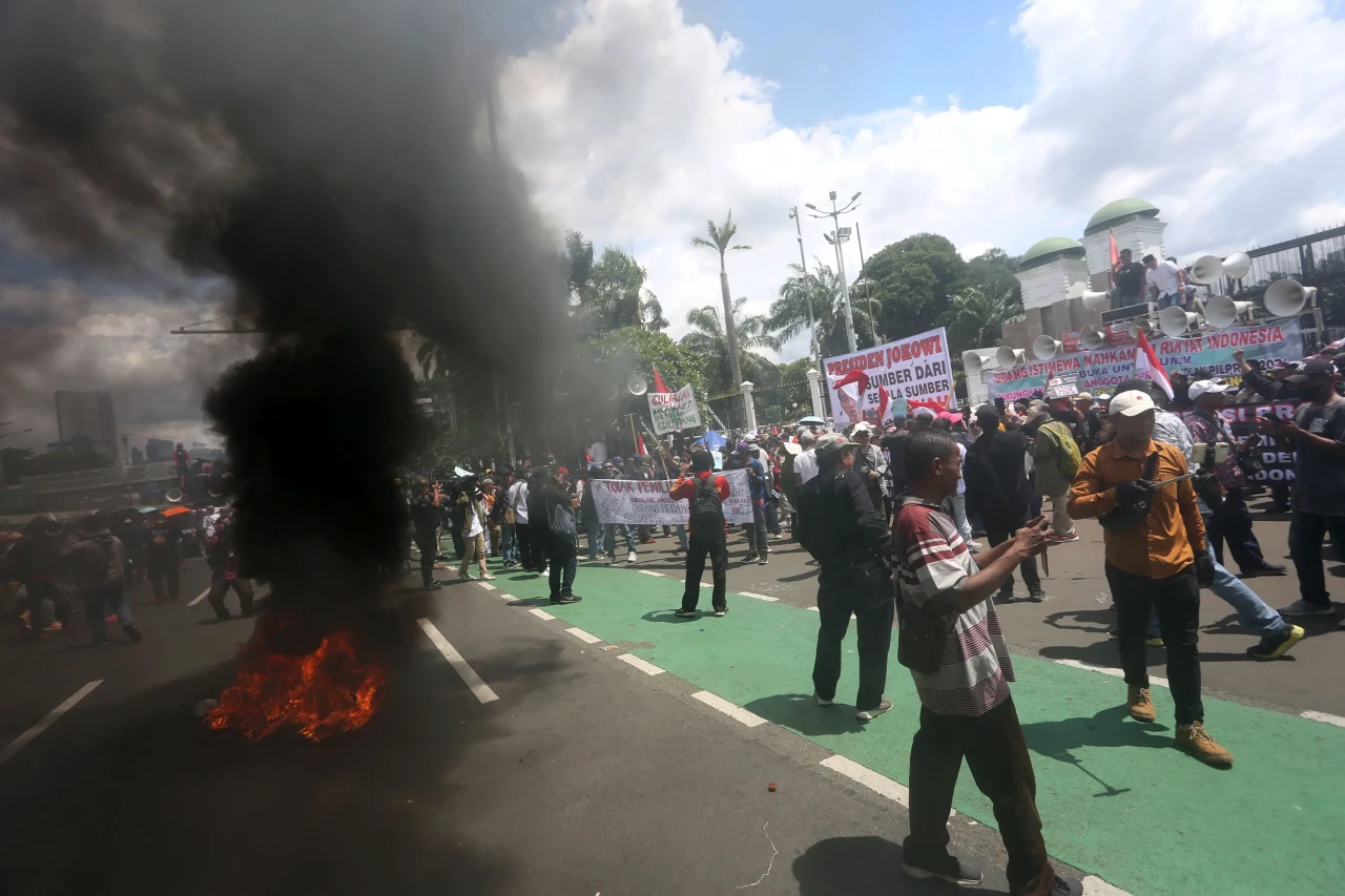 Aksi Massa Bakar Ban...