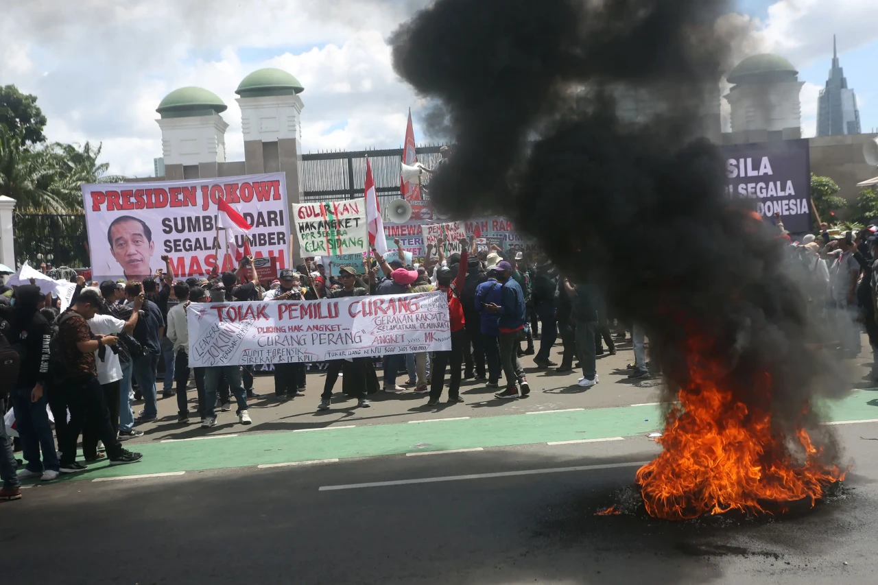 Aksi Massa Bakar Ban...