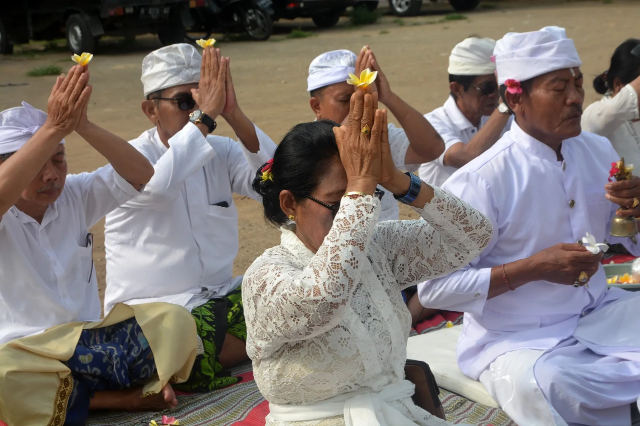 Upacara Melasti di Pantai...
