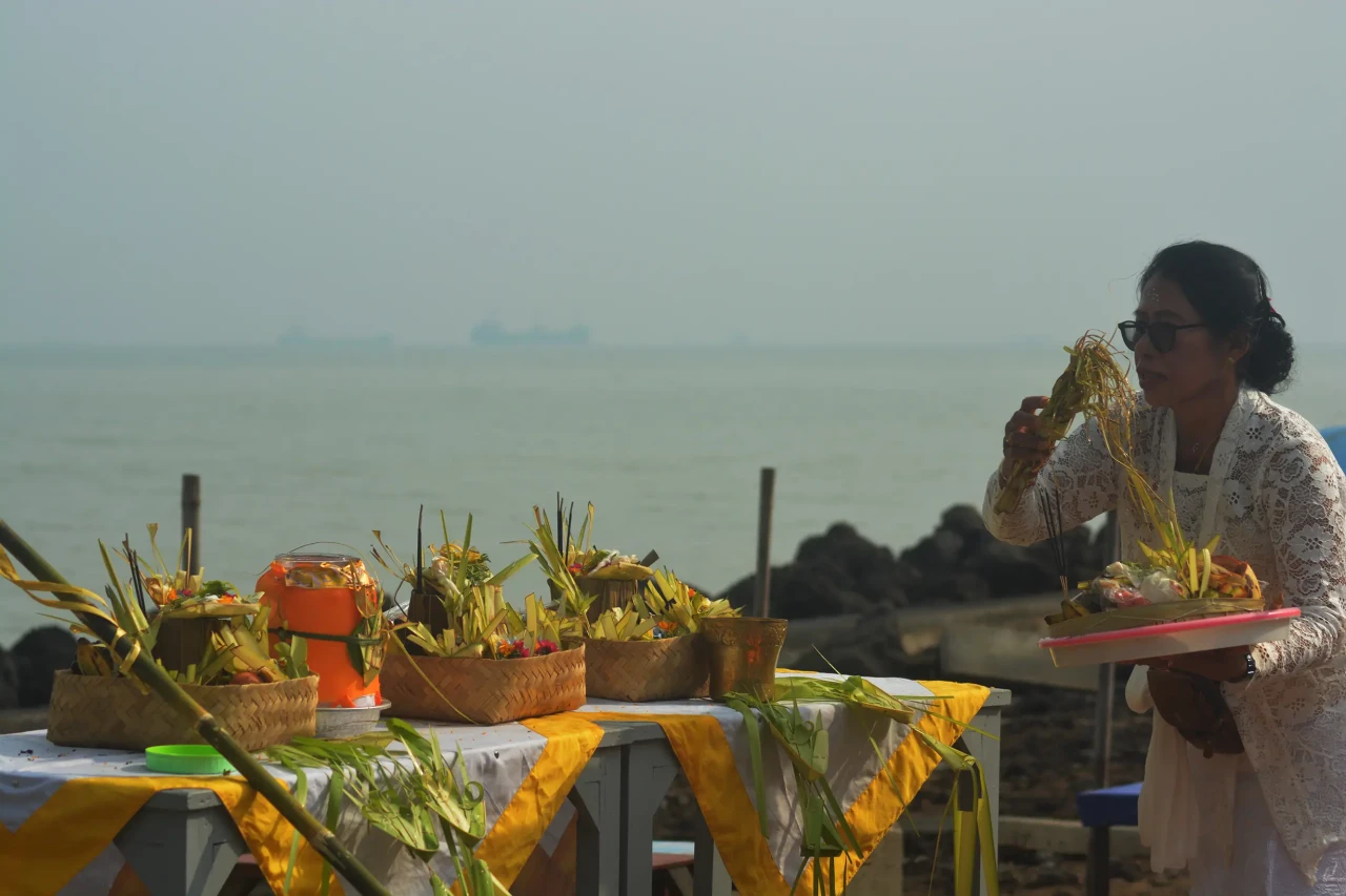 Upacara Melasti di Pantai...