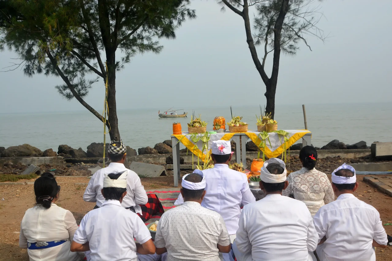 Upacara Melasti di Pantai...