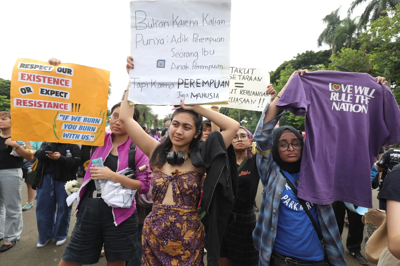 Aksi Unjuk Rasa Peringati...