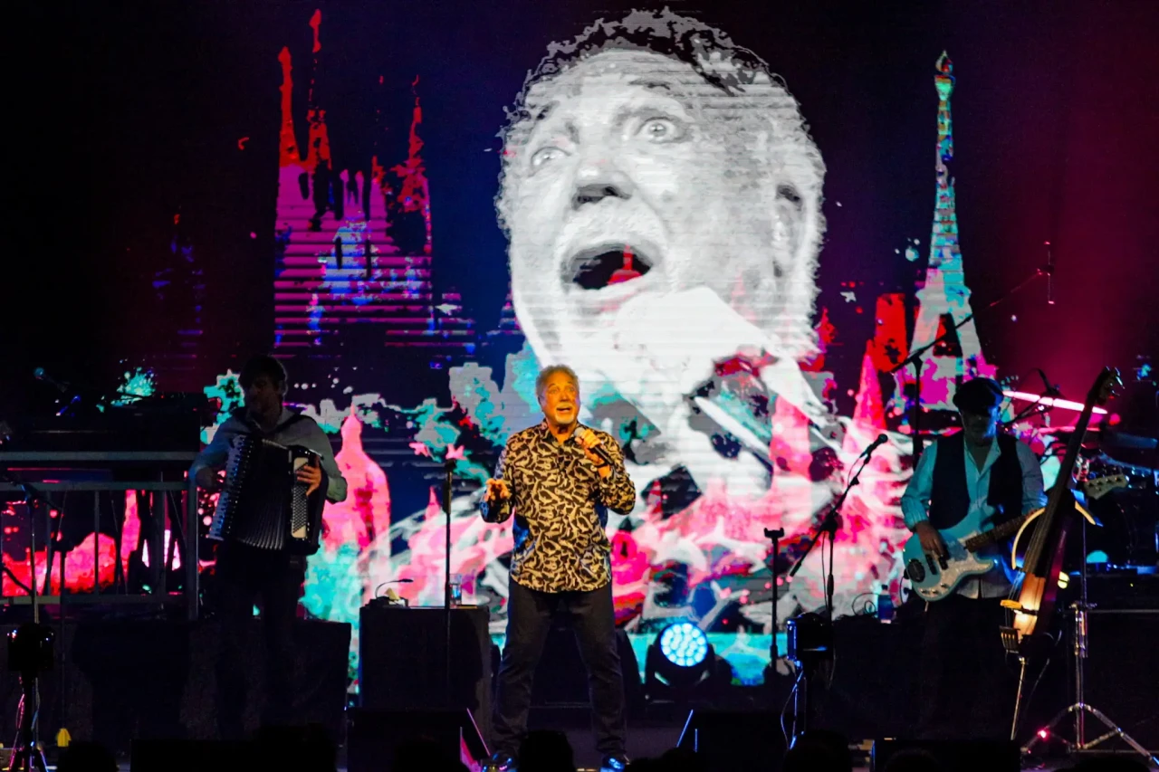 Tom Jones Buka Konser...