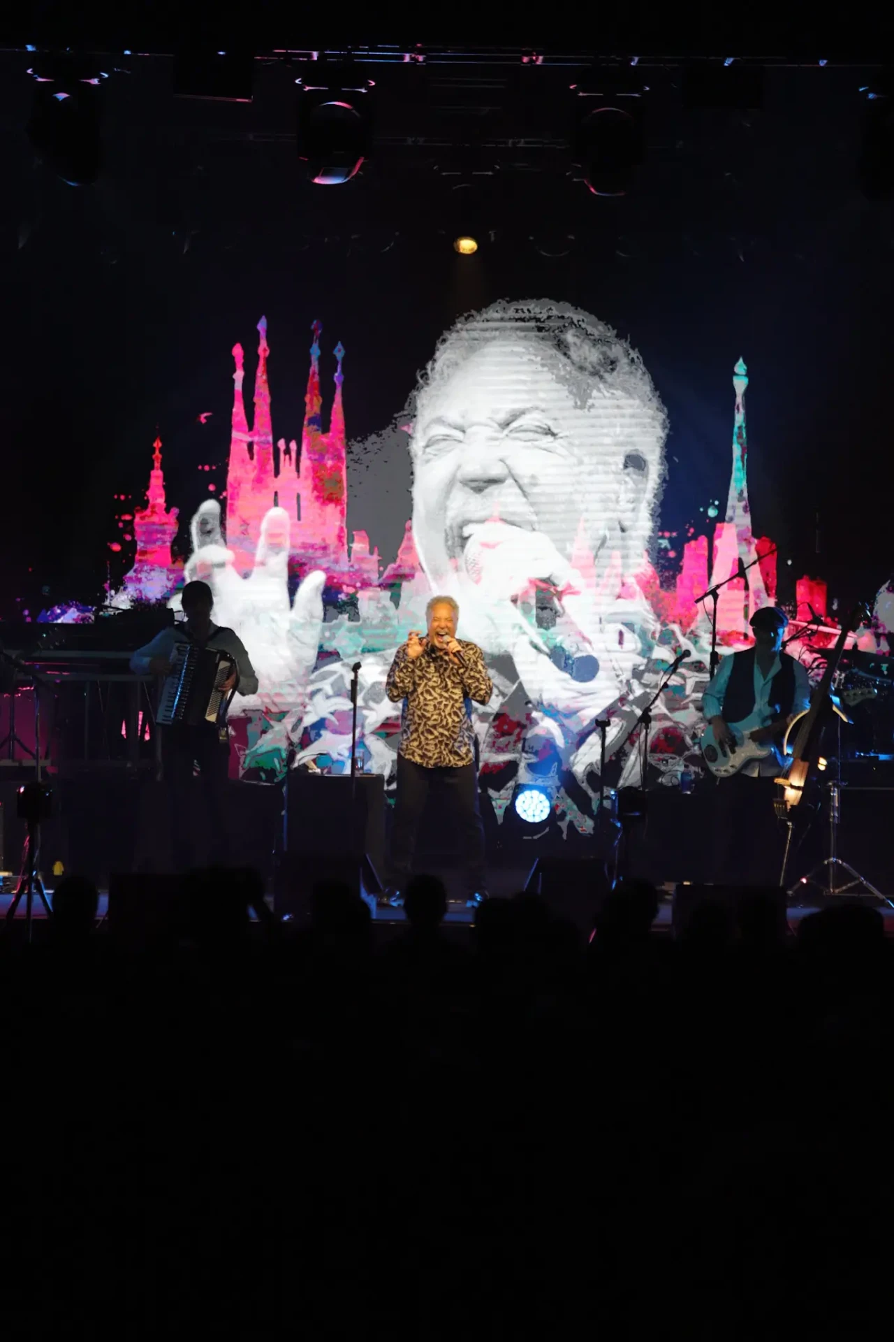 Tom Jones Buka Konser...