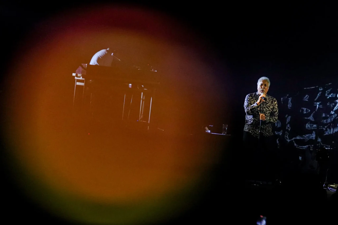 Tom Jones Buka Konser...