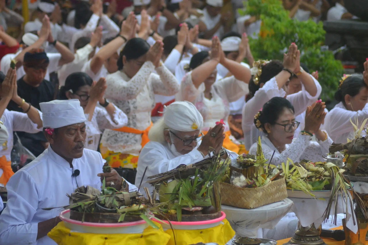 Prosesi Tawur Agung...
