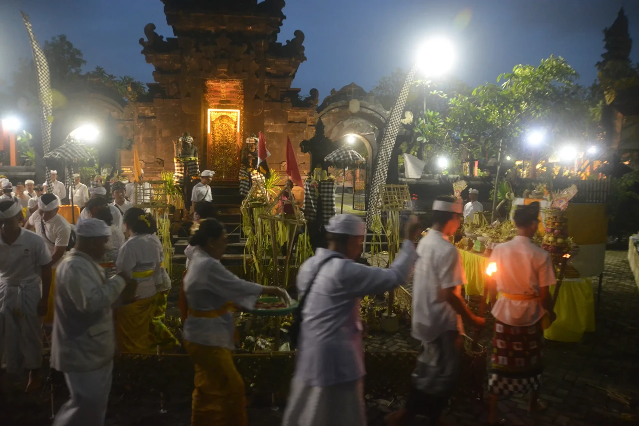 Prosesi Tawur Agung...